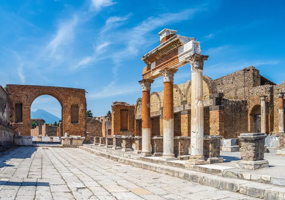 Archaeological Museum of Naples and Pompeii with an archaeologist